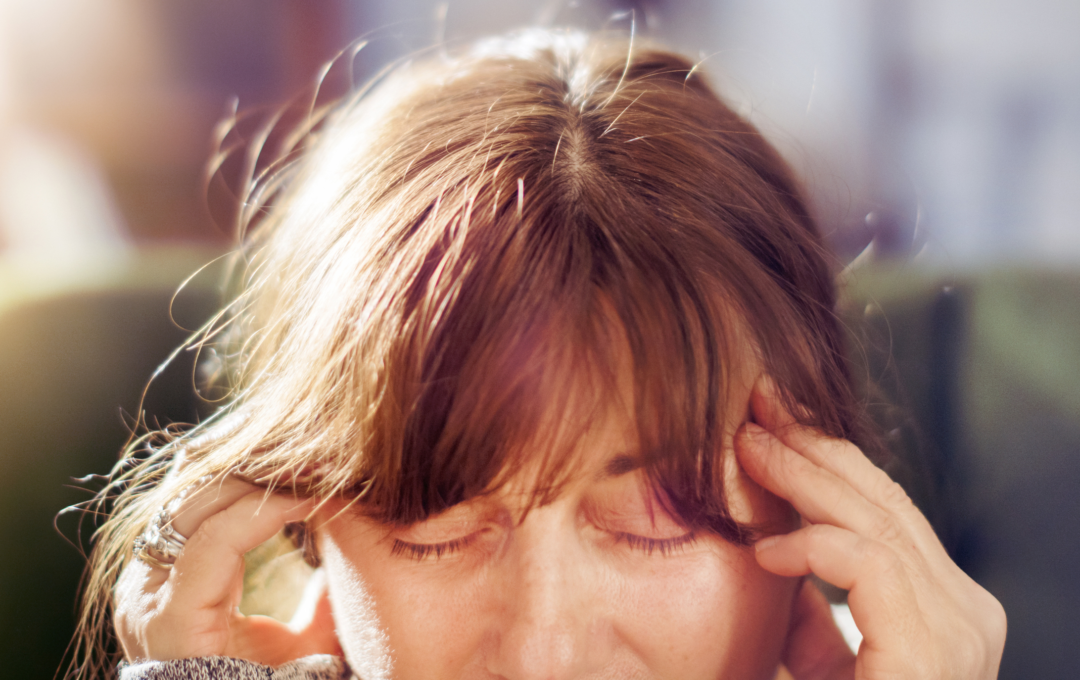Mulher sofre com a dor de cabeça em decorrência da infecção de um dos tipos de meningite