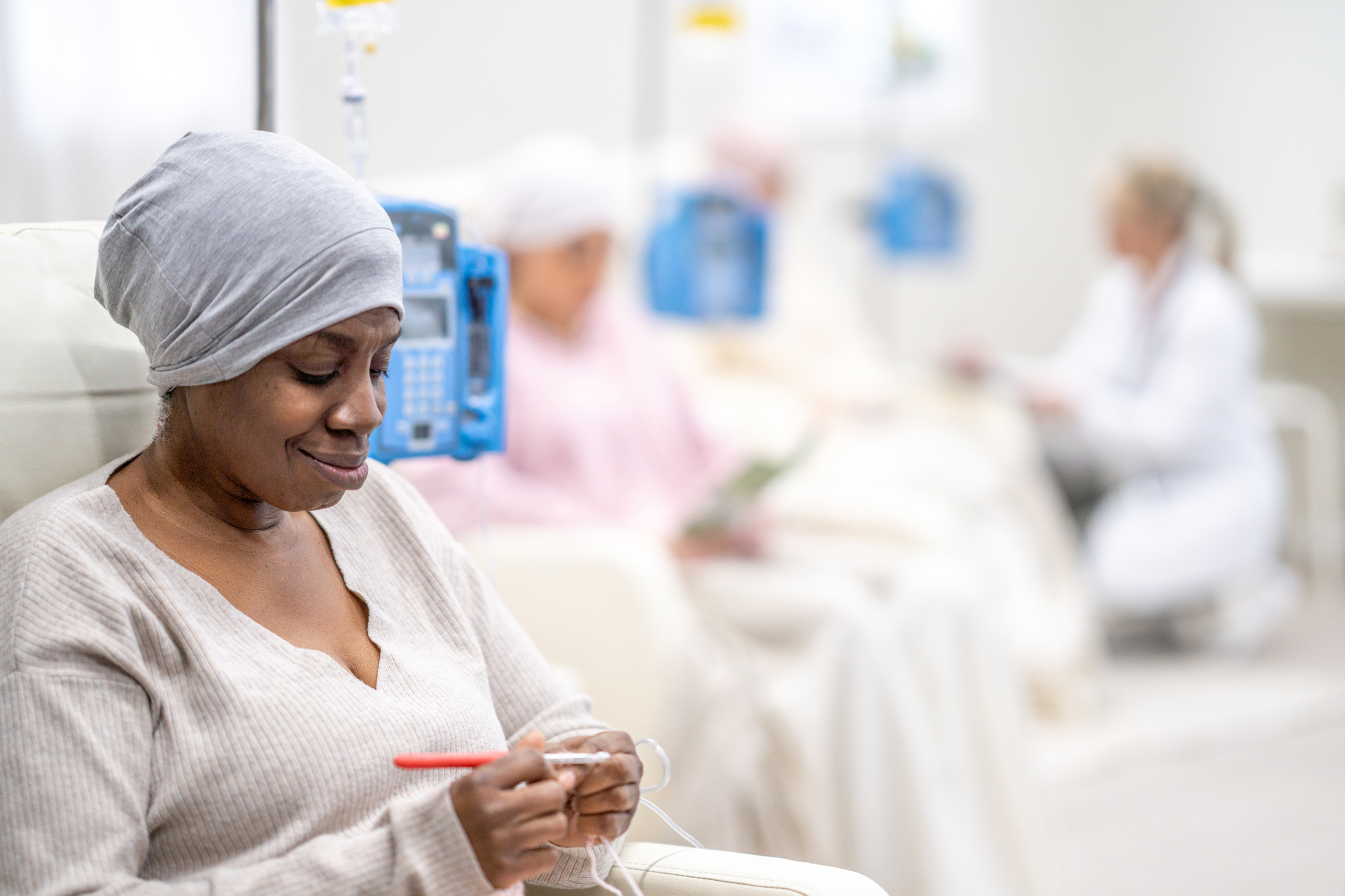 Mulher tricota enquanto faz a sessão de quimioterapia